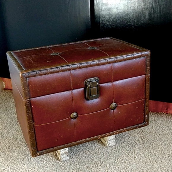 LARGE VINTAGE TRUNK